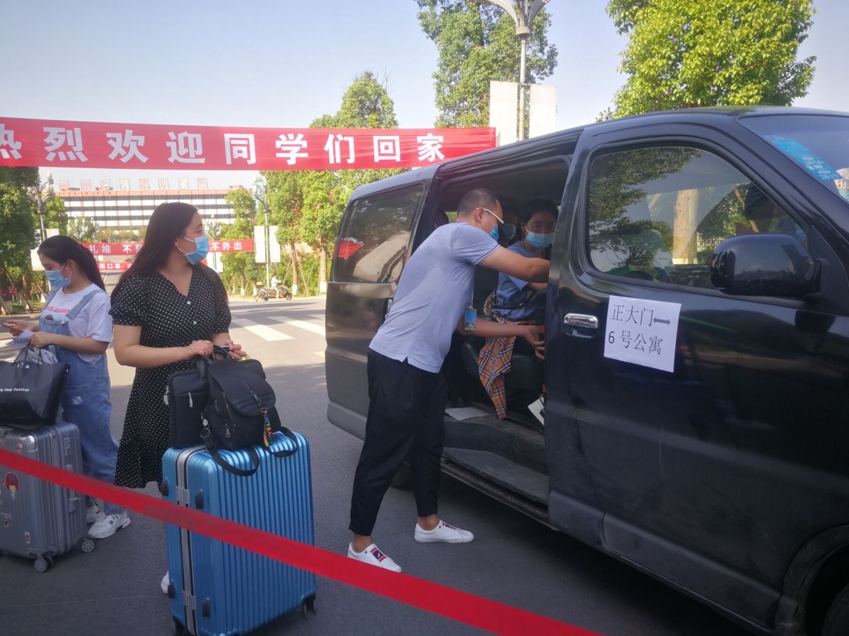 学院安排临时大巴接送学生到宿舍01